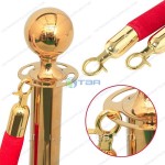 Cột chắn inox dây trùng màu đỏ trong nhà hàng tiệc cưới