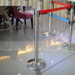 Cột chắn inox dây căng trong triển lãm trưng bày