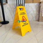 Biển báo chữ A khu vực đang làm vệ sinh