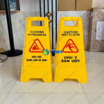 Biển báo chữ A khu vực đang làm vệ sinh