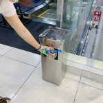 Thùng rác inox vuông gạt tàn cửa trước V240W