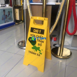 Biển cảnh báo HÓA CHẤT NGUY HIỂM đặt sàn chữ A