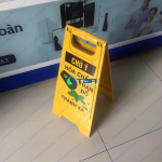 Biển cảnh báo HÓA CHẤT NGUY HIỂM đặt sàn chữ A