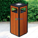 Thùng rác gỗ vuông có gạt tàn đặt khuôn viên
