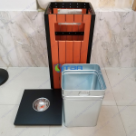 Thùng rác gỗ vuông có gạt tàn đặt khuôn viên