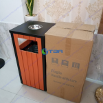Thùng rác gỗ vuông có gạt tàn đặt khuôn viên