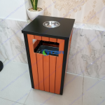 Thùng rác gỗ vuông có gạt tàn đặt khuôn viên