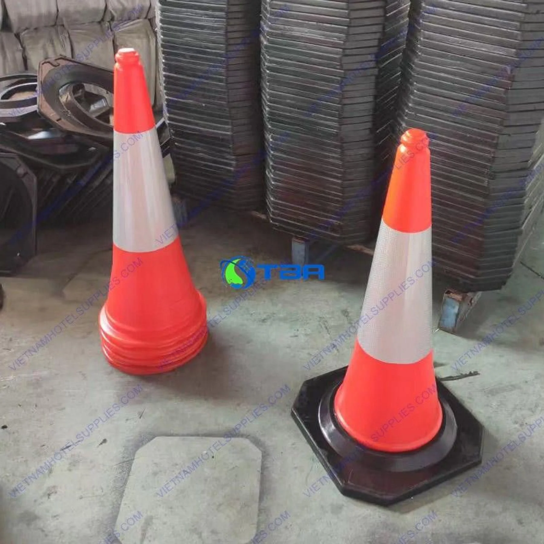 Chóp nón giao thông nhựa PE đế cao su 75cm