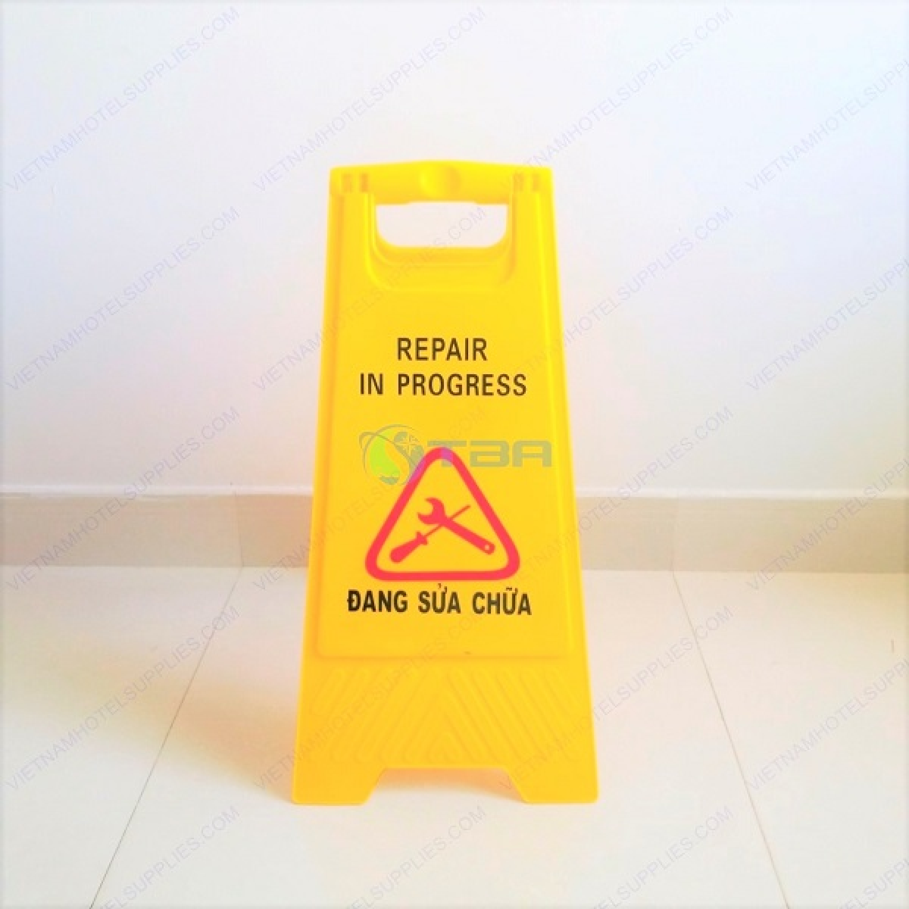 Biển báo đặt sàn chữ A khu vực đang sửa chữa