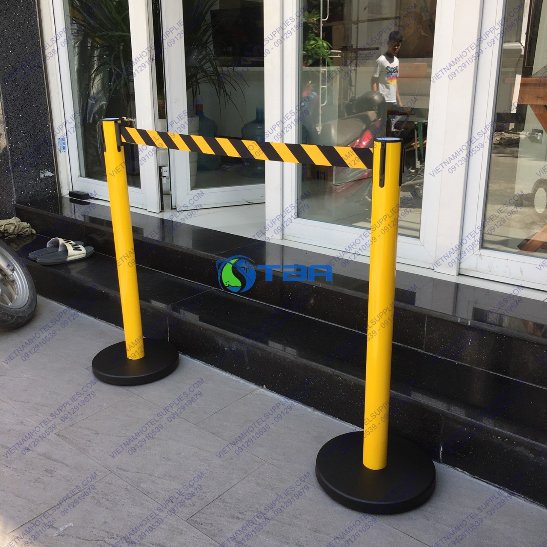 Trụ chắn barier công trình dây sọc vàng đen