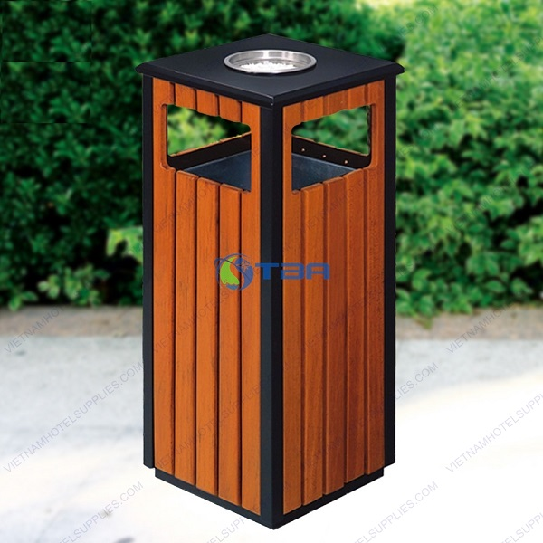 Thùng rác gỗ vuông có gạt tàn đặt khuôn viên