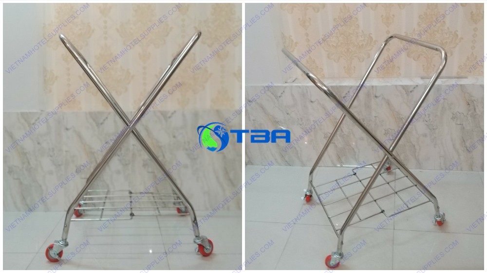 - Có 04 bánh xe di chuyển bọc cao su chống trơn trượt, chống ồn và chống trầy xước sàn hiệu quả. Bánh xe điều hướng 360 độ trong đó 02 bánh xe có khóa an toàn  - Sàn xe có giá đỡ có khả năng chịu tải cao, chở được nhiều đồ tiết kiệm thời gian vận chuyển