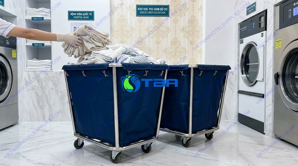 xe thu gom đồ vải inox trong bệnh viện