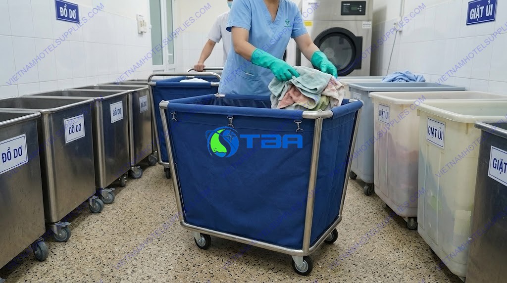 xe thu gom đồ vải inox sử dụng thực tế tại bệnh viện