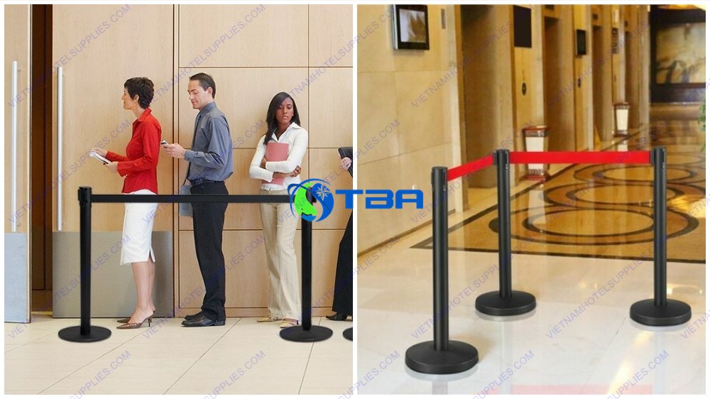 Trụ chắn phân làn màu đen có thể dùng kết hợp với bảng thông báo nhằm truyền tải thông tin nhanh chóng