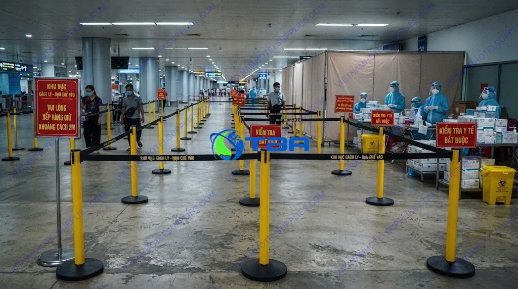 Trụ chắn màu vàng dây đen phân luồng