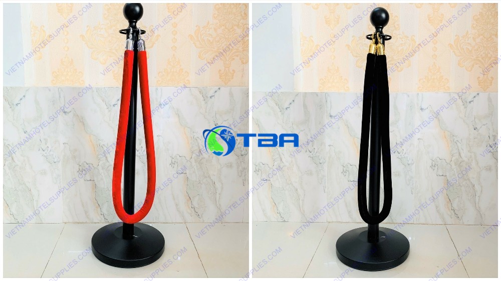 Cột chắn phân làn đầu tròn màu đen dây trùng