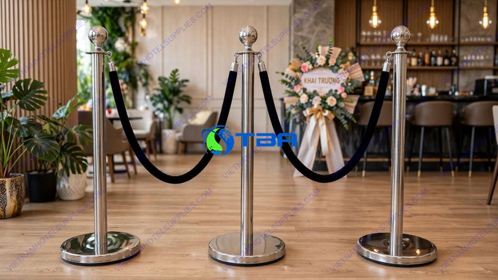 trụ chắn inox phân làn màu bạc dây nhung đen