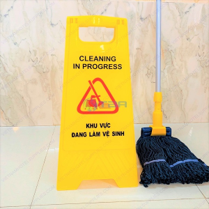 Biển báo chữ A khu vực đang làm vệ sinh