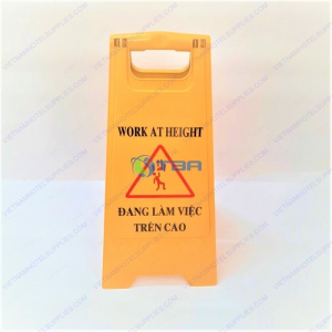 Biển cảnh báo ĐANG LÀM VIỆC TRÊN CAO đặt sàn chữ A