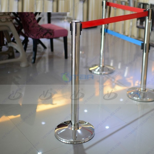 Cột chắn inox dây căng trong triển lãm trưng bày