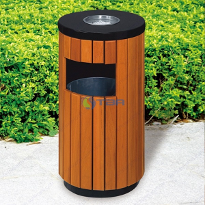 Thùng rác gỗ hình trụ tròn đặt ngoài trời