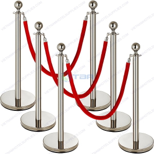 Trụ chắn inox dây nhung đỏ trong nhà hàng khách sạn